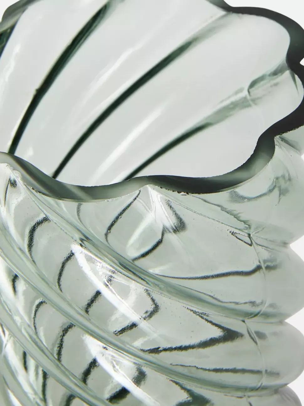 Szklany wazon z kręconym wzorem