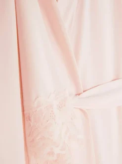 Szlafrok z koronkowym wykończeniem