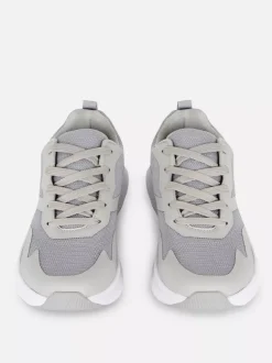 Sznurowane buty sportowe