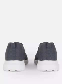 Sznurowane buty sportowe