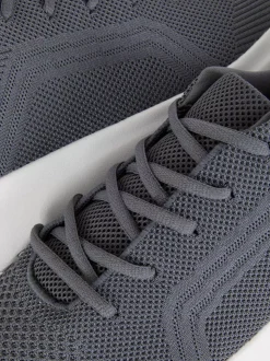 Sznurowane buty sportowe