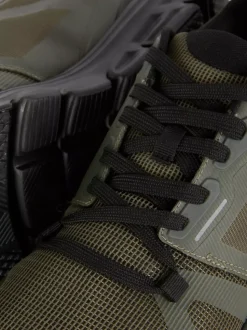 Sznurowane buty sportowe na siłownię