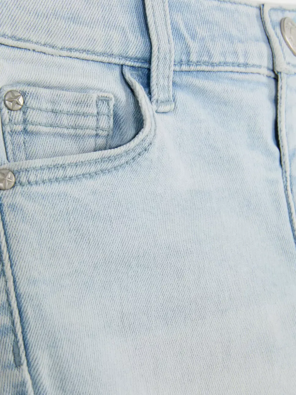 Szorty jeansowe z postrzępionym wykończeniem nogawek