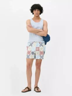 Szorty kąpielowe ze sznurkiem i mozaikowym motywem