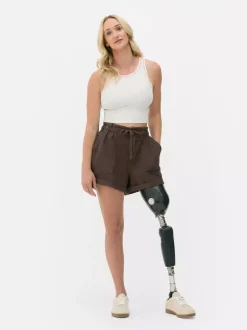 Szorty na co dzień wiązane w pasie