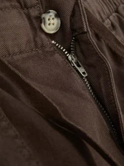 Szorty na co dzień wiązane w pasie