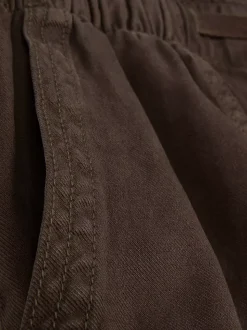 Szorty na co dzień wiązane w pasie