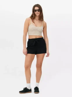 Szorty wiązane w pasie o luźnym kroju