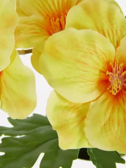 Sztuczny kwiat w plastikowej doniczce