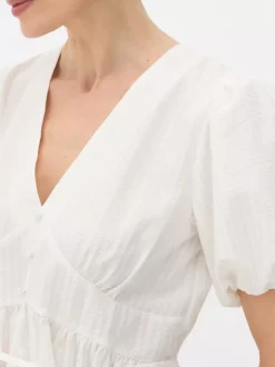 Teksturowana sukienka midi na guziki