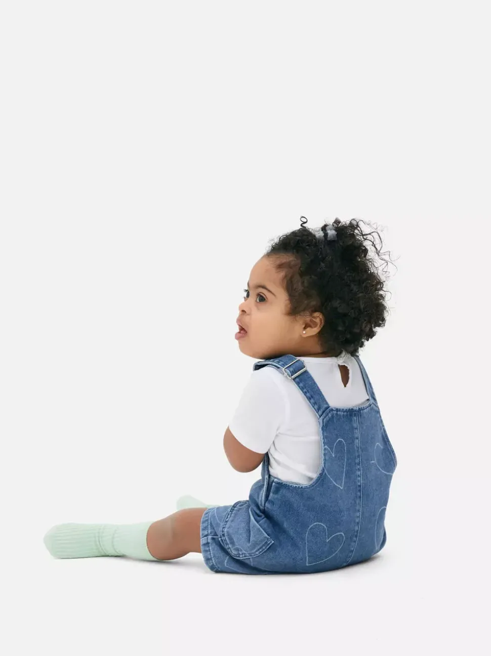 T-shirt i jeansowe ogrodniczki ze wzorem w serduszka