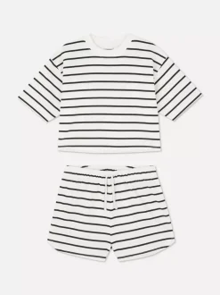 T-shirt o pudełkowym kroju i szorty w paski