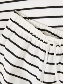 T-shirt o pudełkowym kroju i szorty w paski