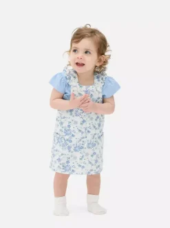 T-shirt z falbanką i sukienka ogrodniczka w kwiaty