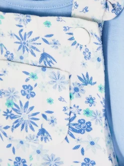 T-shirt z falbanką i sukienka ogrodniczka w kwiaty