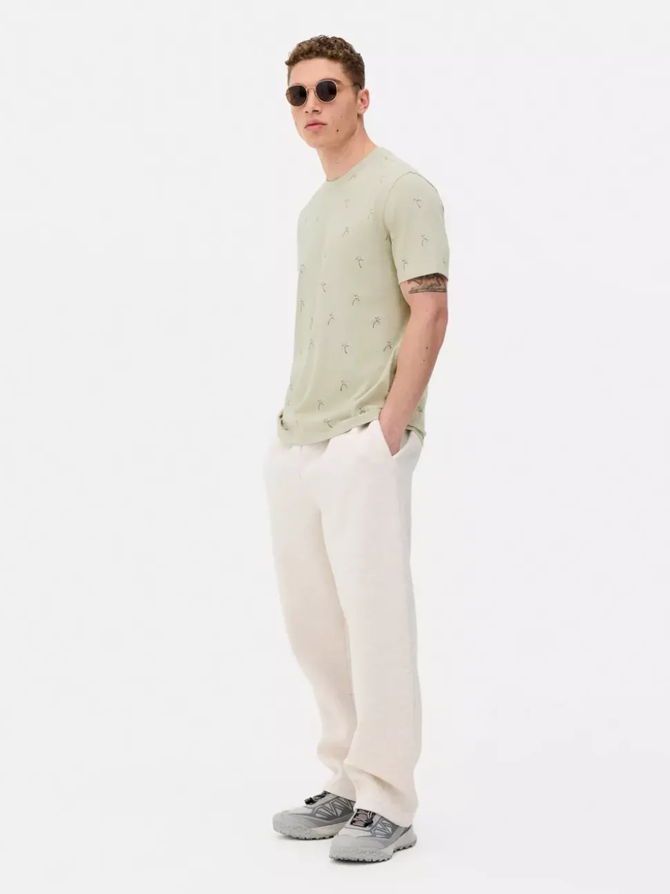 T-shirt z nadrukiem w drobne palmy