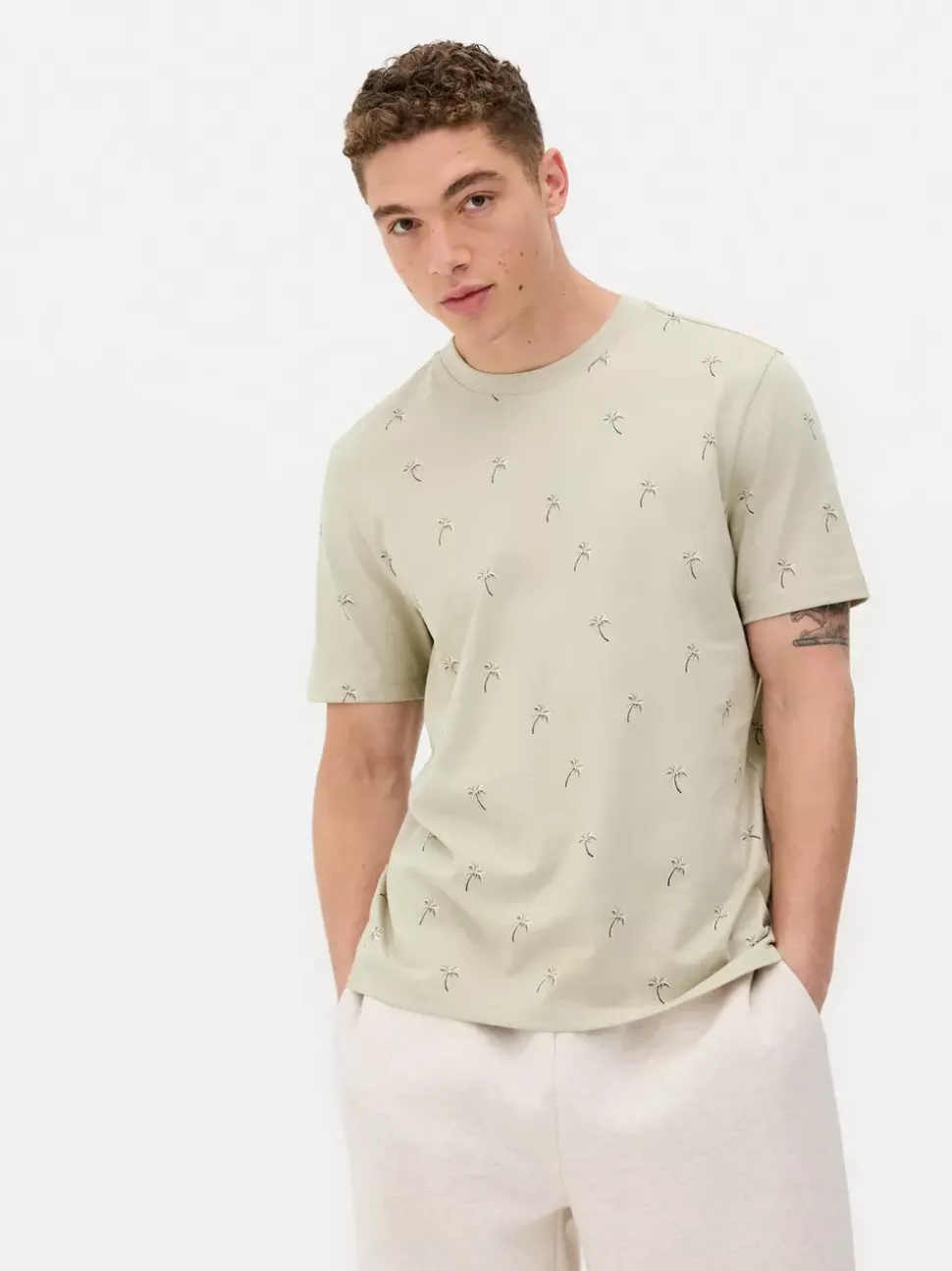 T-shirt z nadrukiem w drobne palmy