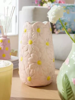 Wazon z wytłoczonym wzorem w kwiaty