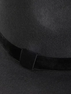 Wełniany kapelusz typu fedora