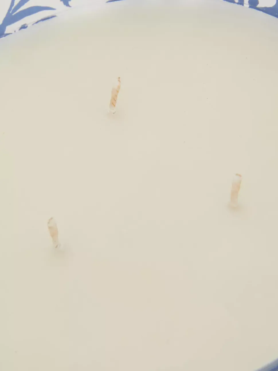 Świeca zapachowa z trzema knotami w jesiennym słoiku