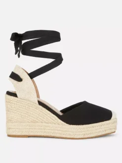 Wiązane sandały na koturnie