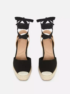 Wiązane sandały na koturnie