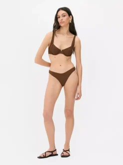 Wysoko wycięty dół od bikini z piki Paula Echevarría