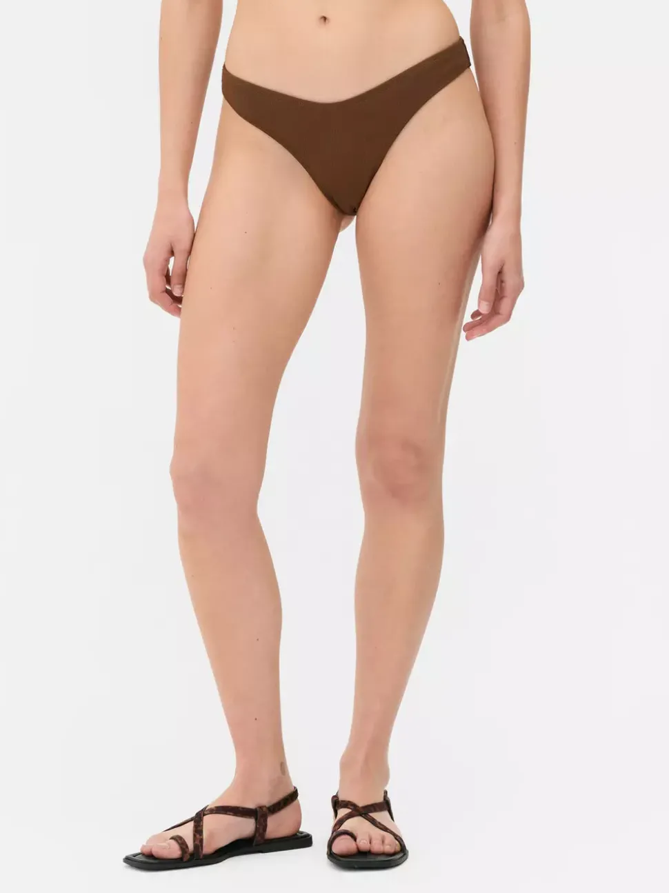 Wysoko wycięty dół od bikini z piki Paula Echevarría