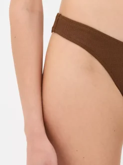 Wysoko wycięty dół od bikini z piki Paula Echevarría