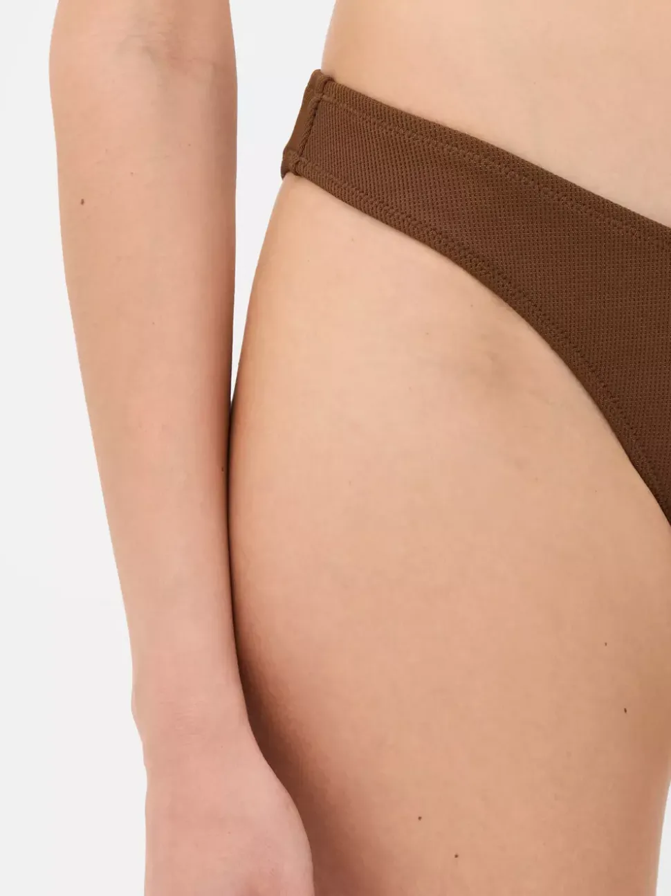 Wysoko wycięty dół od bikini z piki Paula Echevarría