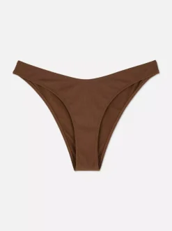 Wysoko wycięty dół od bikini z piki Paula Echevarría