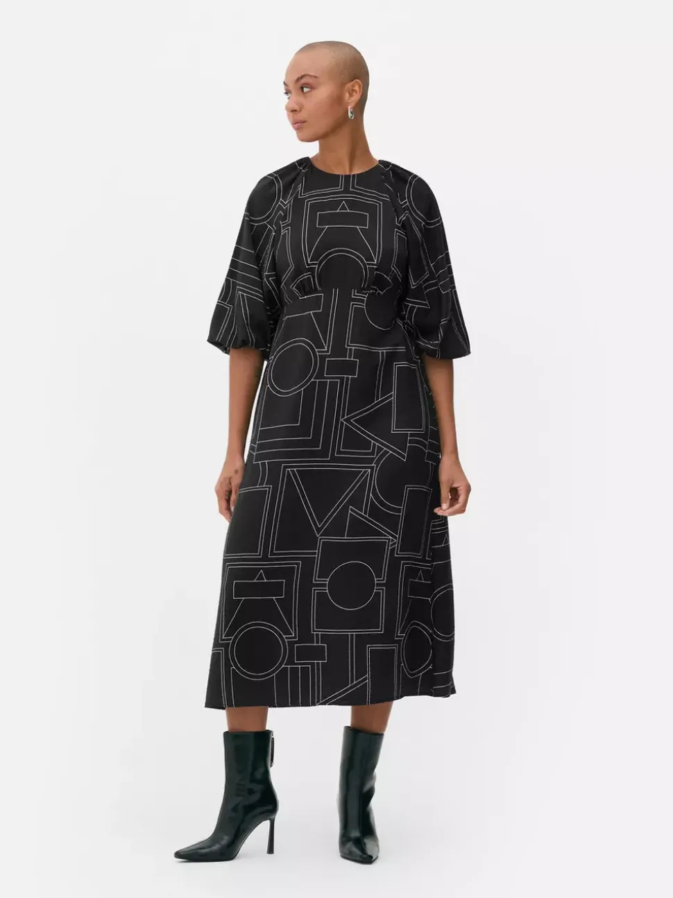 Wzorzysta sukienka midi