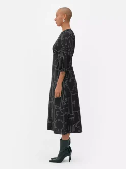 Wzorzysta sukienka midi