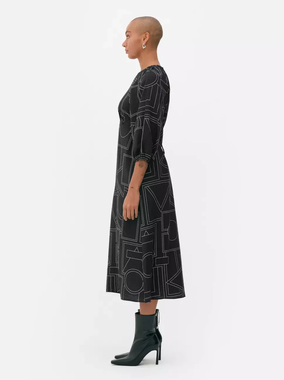 Wzorzysta sukienka midi