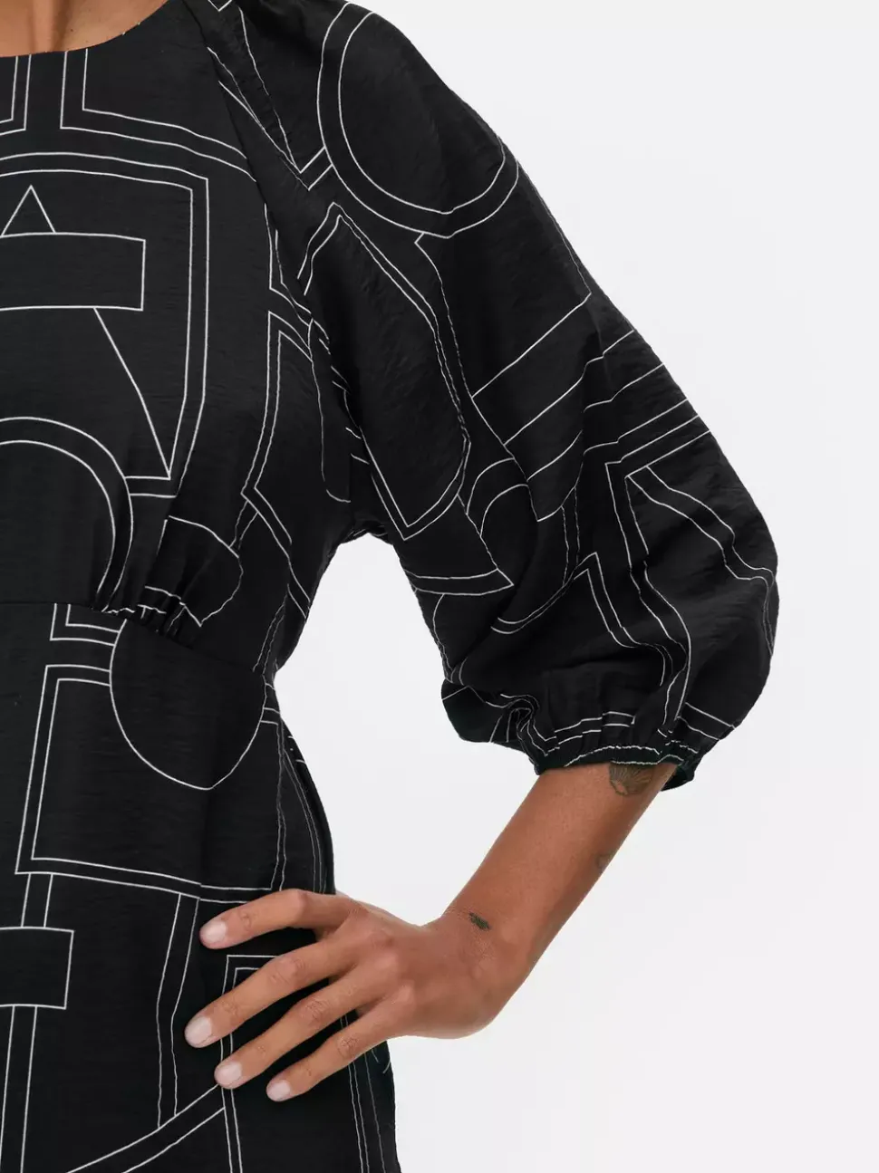 Wzorzysta sukienka midi