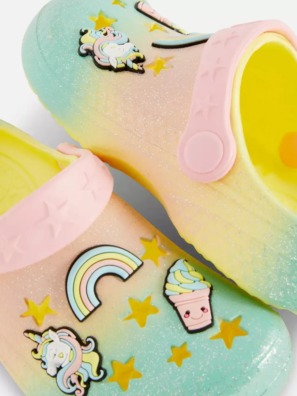 Zabawne błyszczące chodaki z efektem ombré