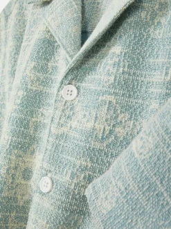 Zapinana na guziki koszula z wzorem bandany