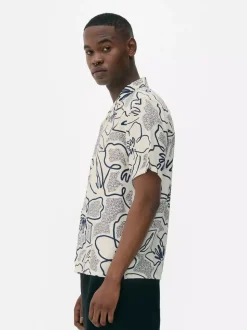 Zapinana na guziki koszula w kwiaty