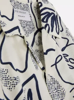 Zapinana na guziki koszula w kwiaty