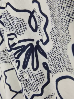 Zapinana na guziki koszula w kwiaty