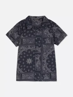 Zapinana na guziki koszula ze wzorem paisley