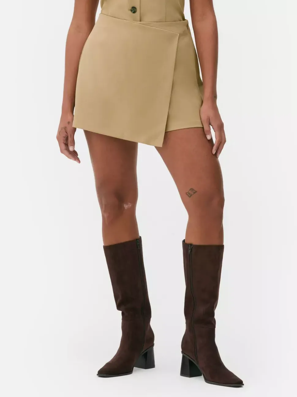 Zapinane na zamek spódnico-szorty, część zestawu