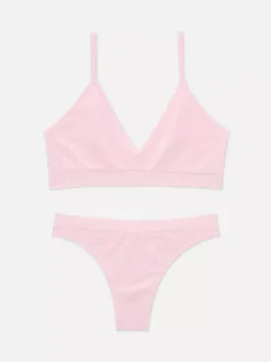 Zestaw niezbędnej bielizny z trójkątnym biustonoszem