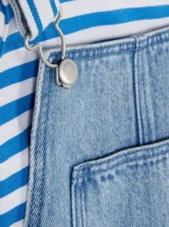 Zestaw z jeansowymi ogrodniczkami i T-shirtem