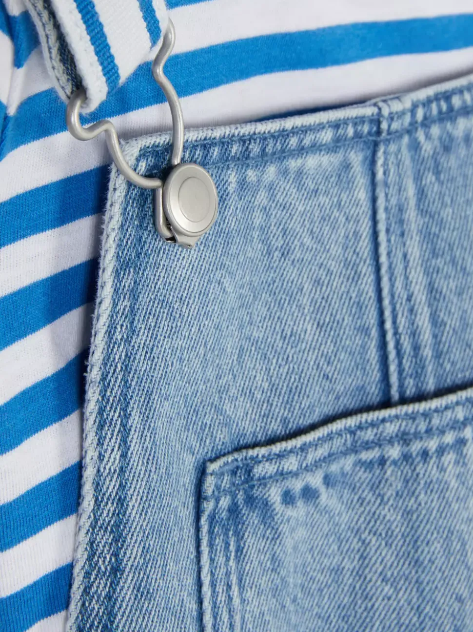 Zestaw z jeansowymi ogrodniczkami i T-shirtem