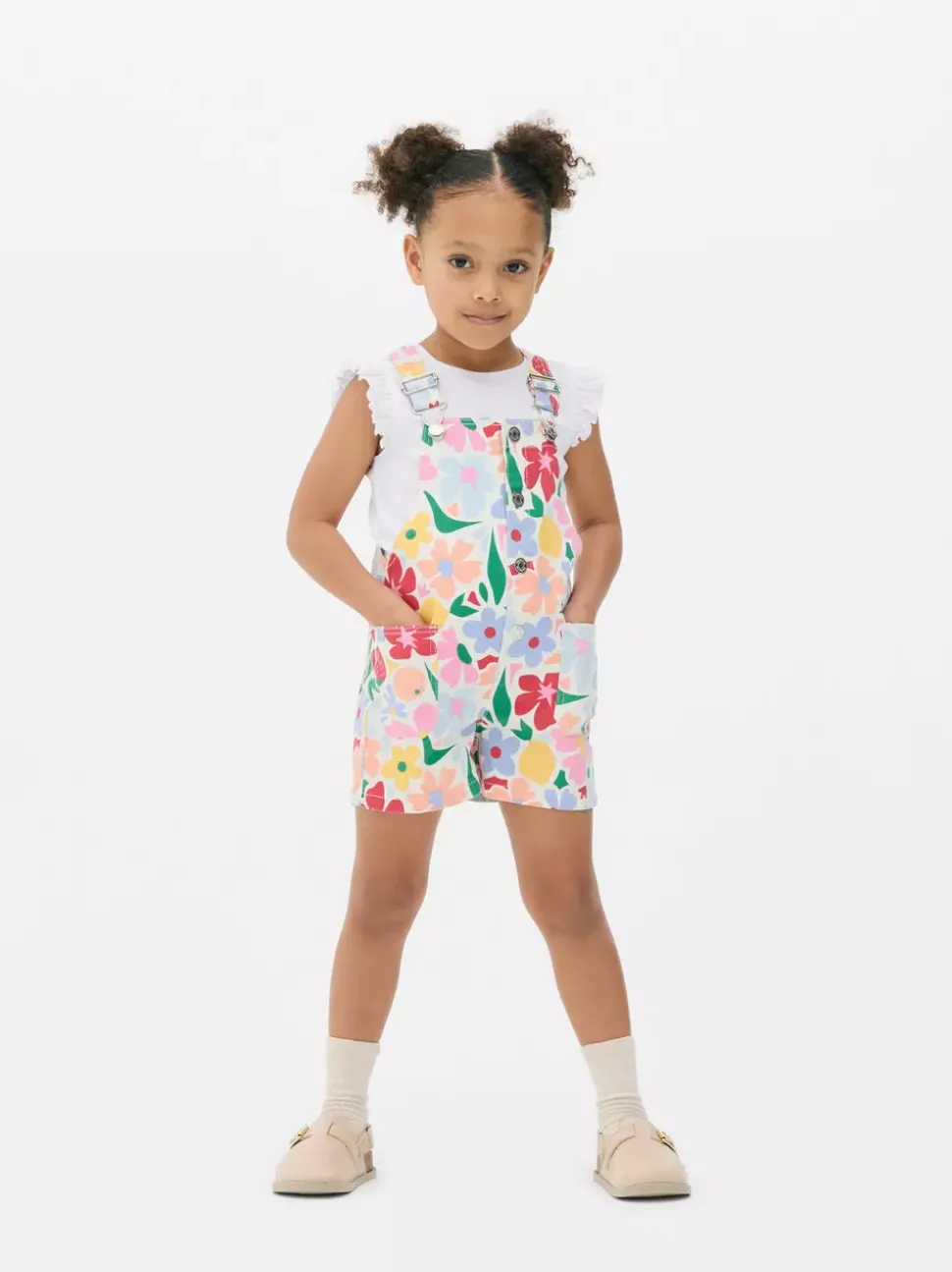 Zestaw z ogrodniczkami w kwiaty